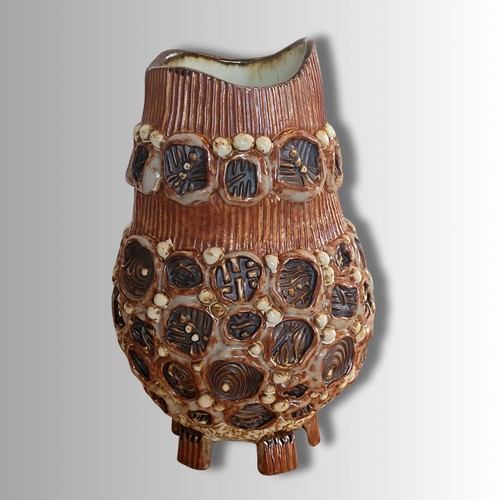 Click to view detail for SL-598 Stoneware Five-Footed Textured Divots $275